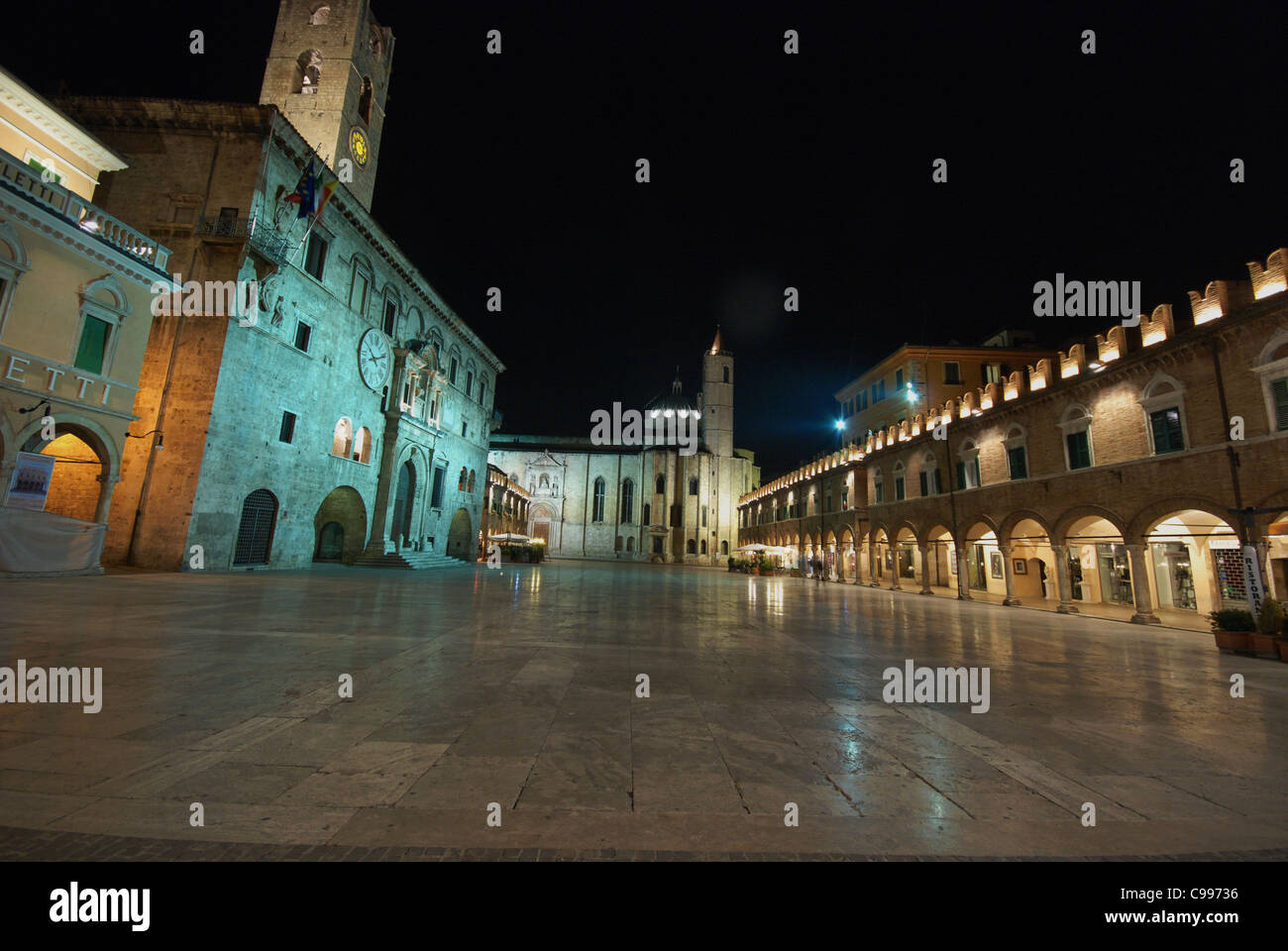 Nnight vista sulla piazza principale di Ascoli Piceno, Italia Foto Stock