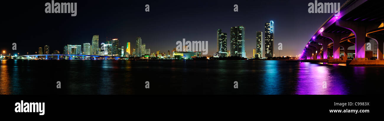 Lo skyline di Miami di notte Foto Stock