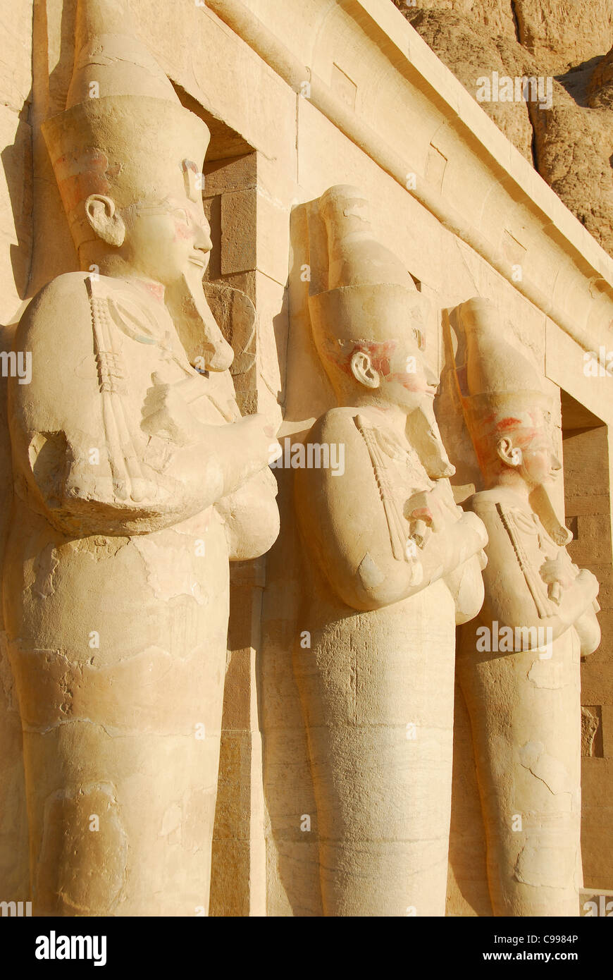 LUXOR, Egitto. Statue del tempio mortuario della Regina Hatshepsut (Deir el-Bahri). 2009. Foto Stock
