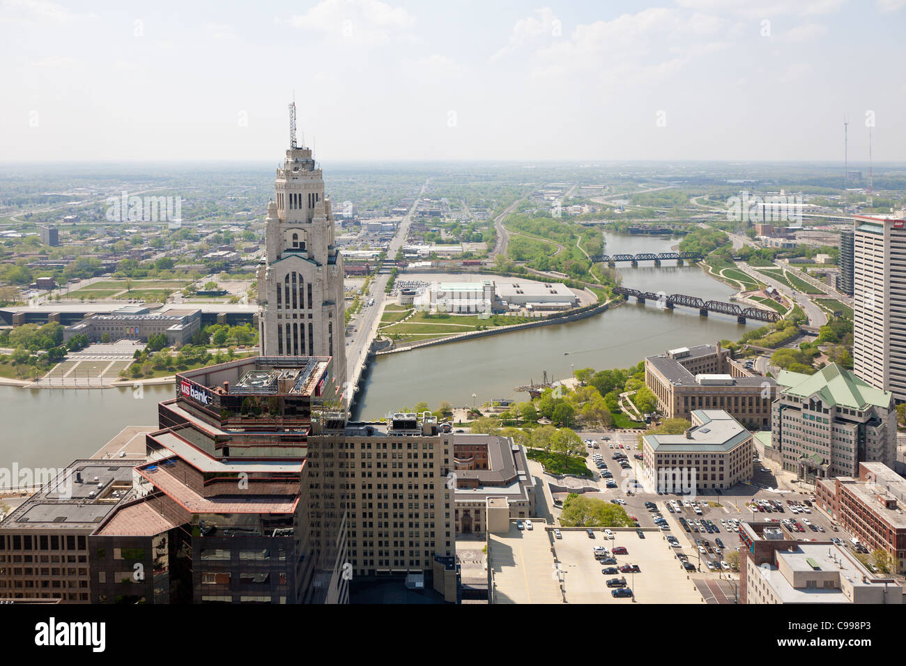 Vista aerea del centro di Columbus, Ohio preso dal James A. Rodi membro ufficio edificio guardando ad ovest attraverso il Fiume Scioto Foto Stock