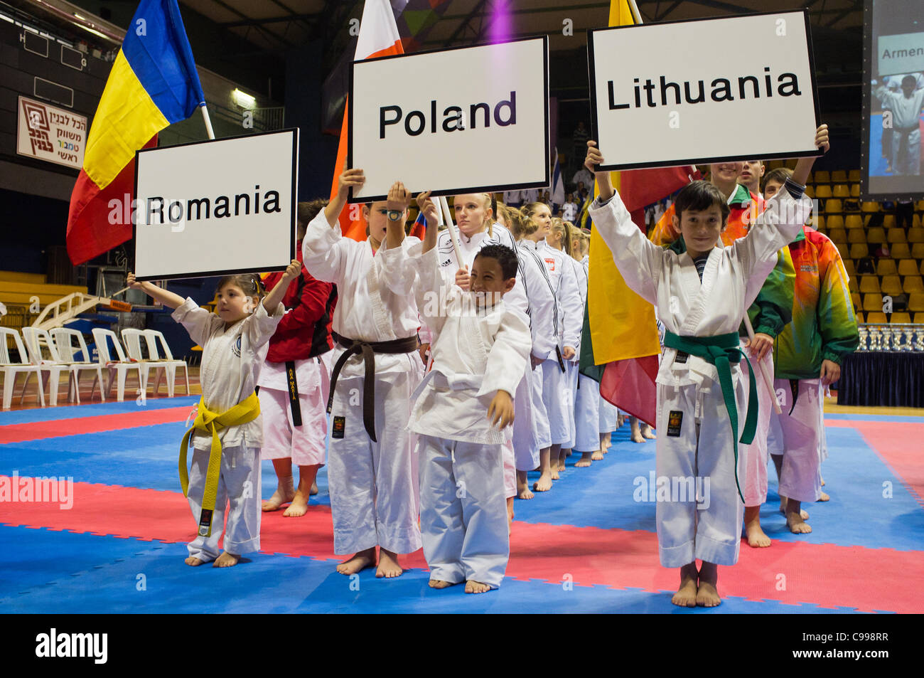 Squadre di Romania, la Polonia e la Lituania partecipa nel 2011 European Karate tradizionale campionato la cerimonia di apertura ha ospitato dal karate tradizionale russa di Israele. Gerusalemme, Israele. 17 novembre 2011. Foto Stock