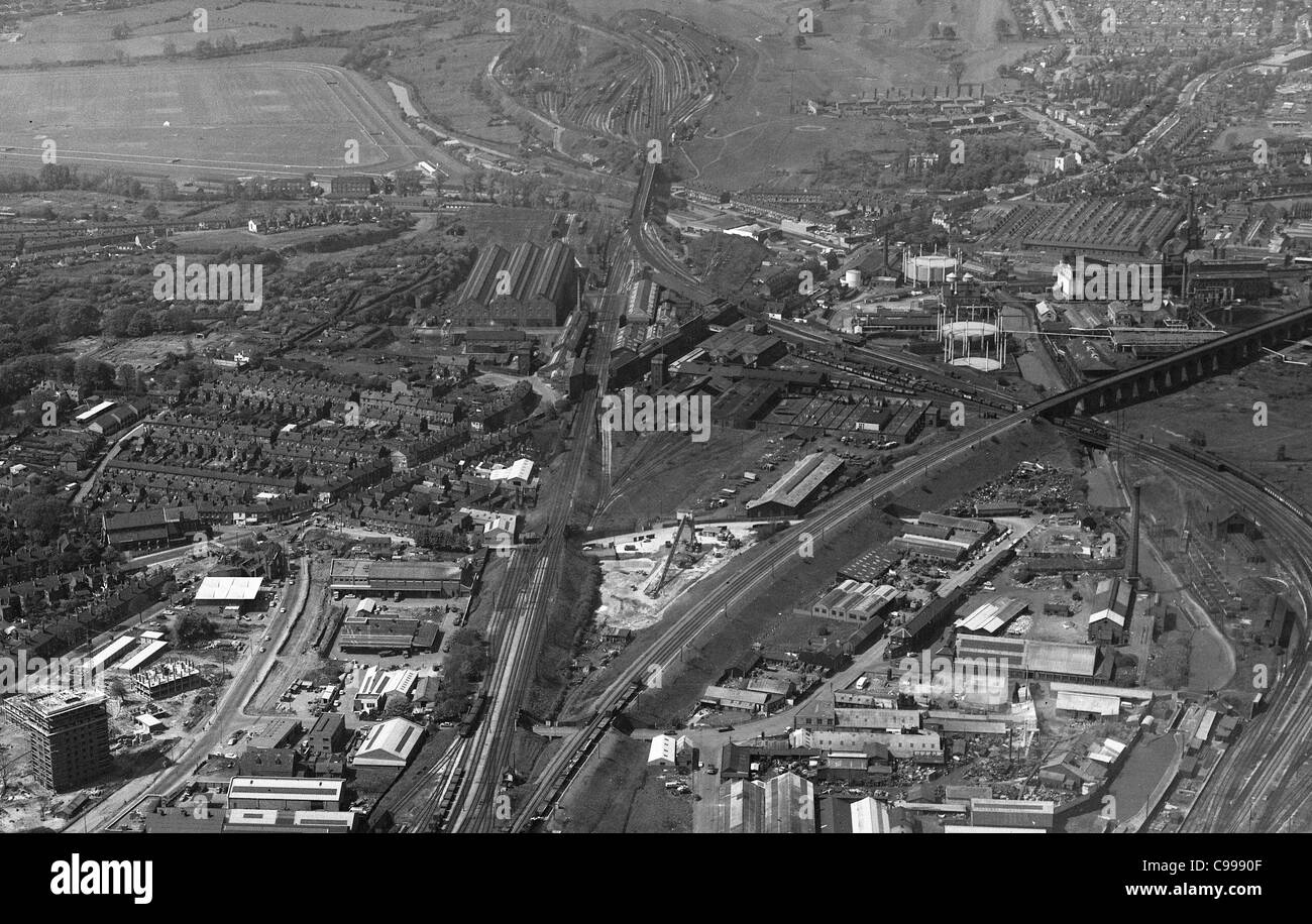Vista aerea del lato nord di Wolverhampton mostra Dunstall Park Race Course in alto a sinistra 15/5/1964 Foto Stock