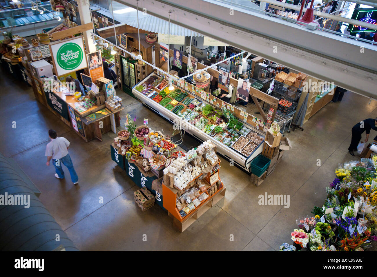 Il droghiere più ecologici prodotti freschi shop all'interno del Nord Mercato Mercato pubblico in Columbus, Ohio. Foto Stock