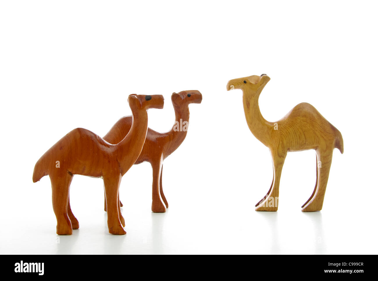 Tre cammelli in legno isolato su sfondo bianco Foto Stock