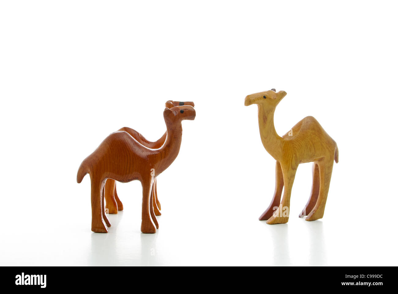 Tre cammelli in legno isolato su sfondo bianco Foto Stock