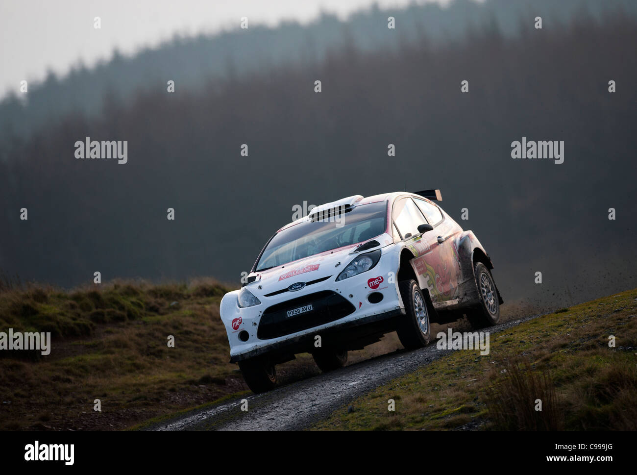 Un rally auto è visto durante una tappa del Rally del Galles GBR Novembre 2011 Foto Stock