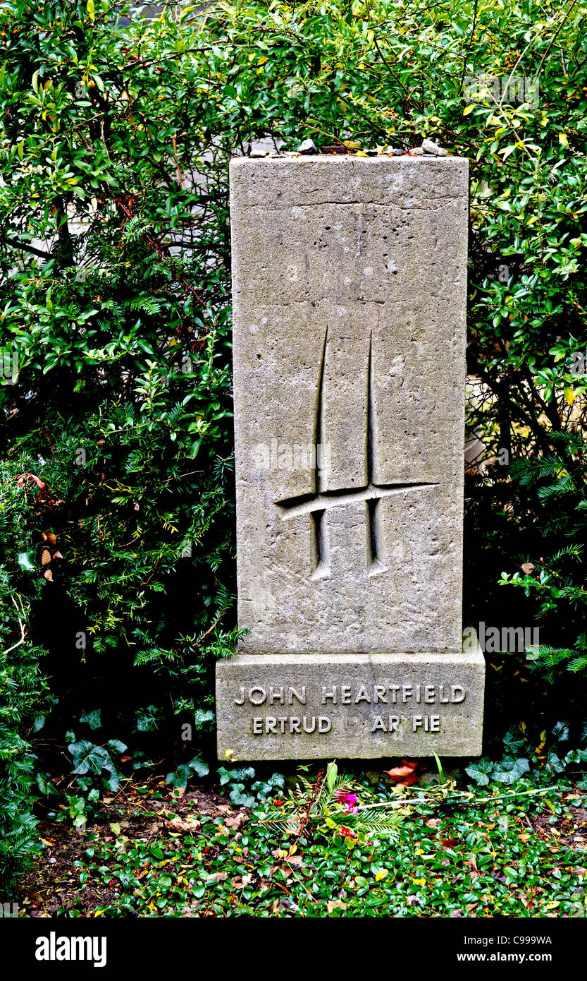 Dichtergrab auf dem Friedhof Dorotheenstädtisches a Berlino; Autore della tomba di Berlino Foto Stock