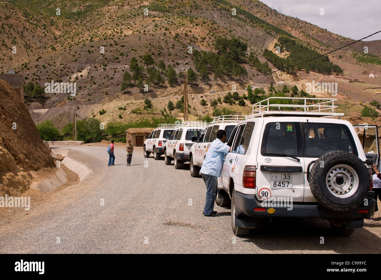 4x4 di jeep che portano turisti in giro per le strade di montagna dell'Alto Atlante per un emozionante avventura touring. Foto Stock