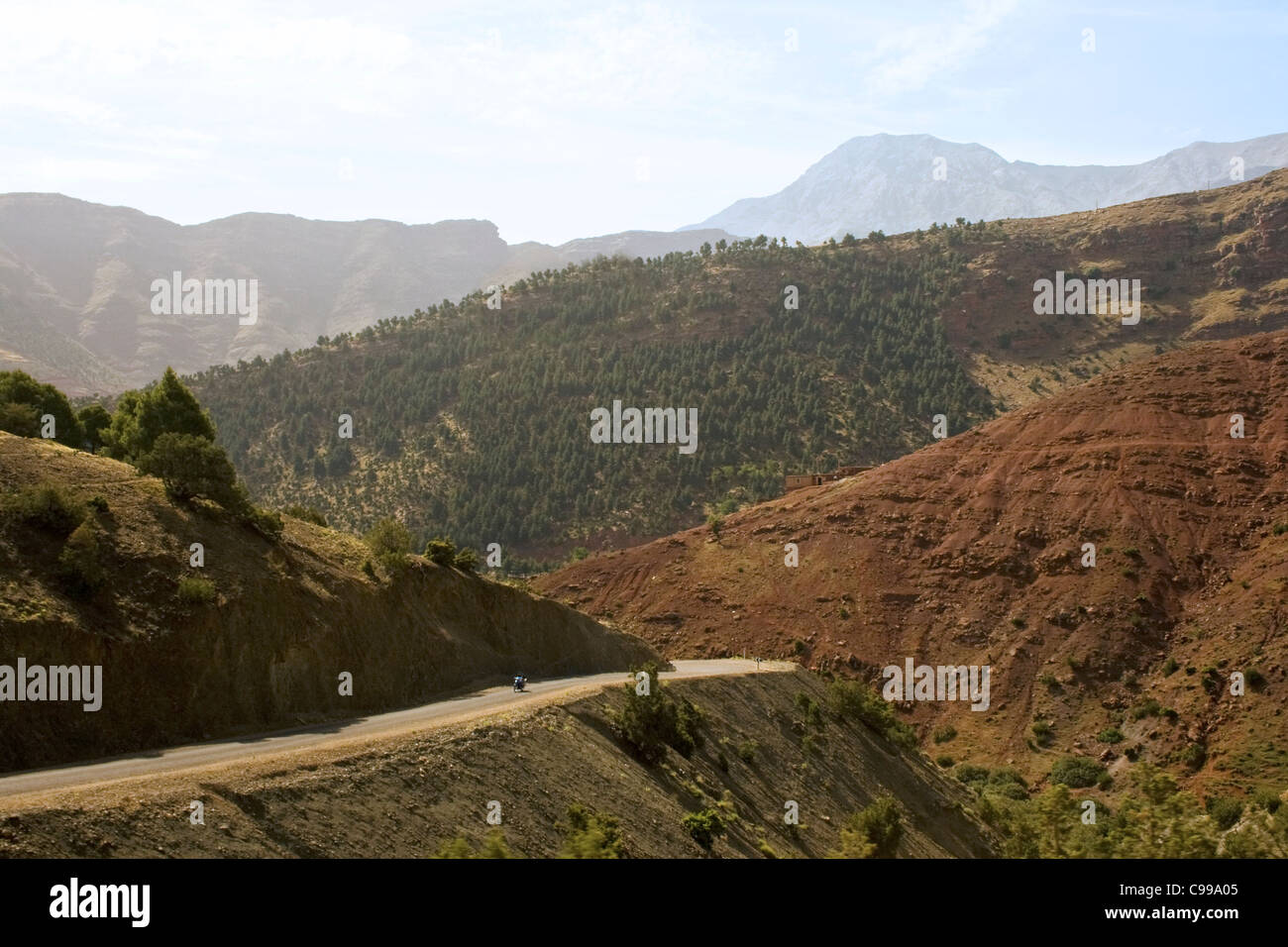 Una vista panoramica di una strada di montagna lungo le alte montagne Atlas vicino a Marrakech Marocco Africa del Nord Foto Stock