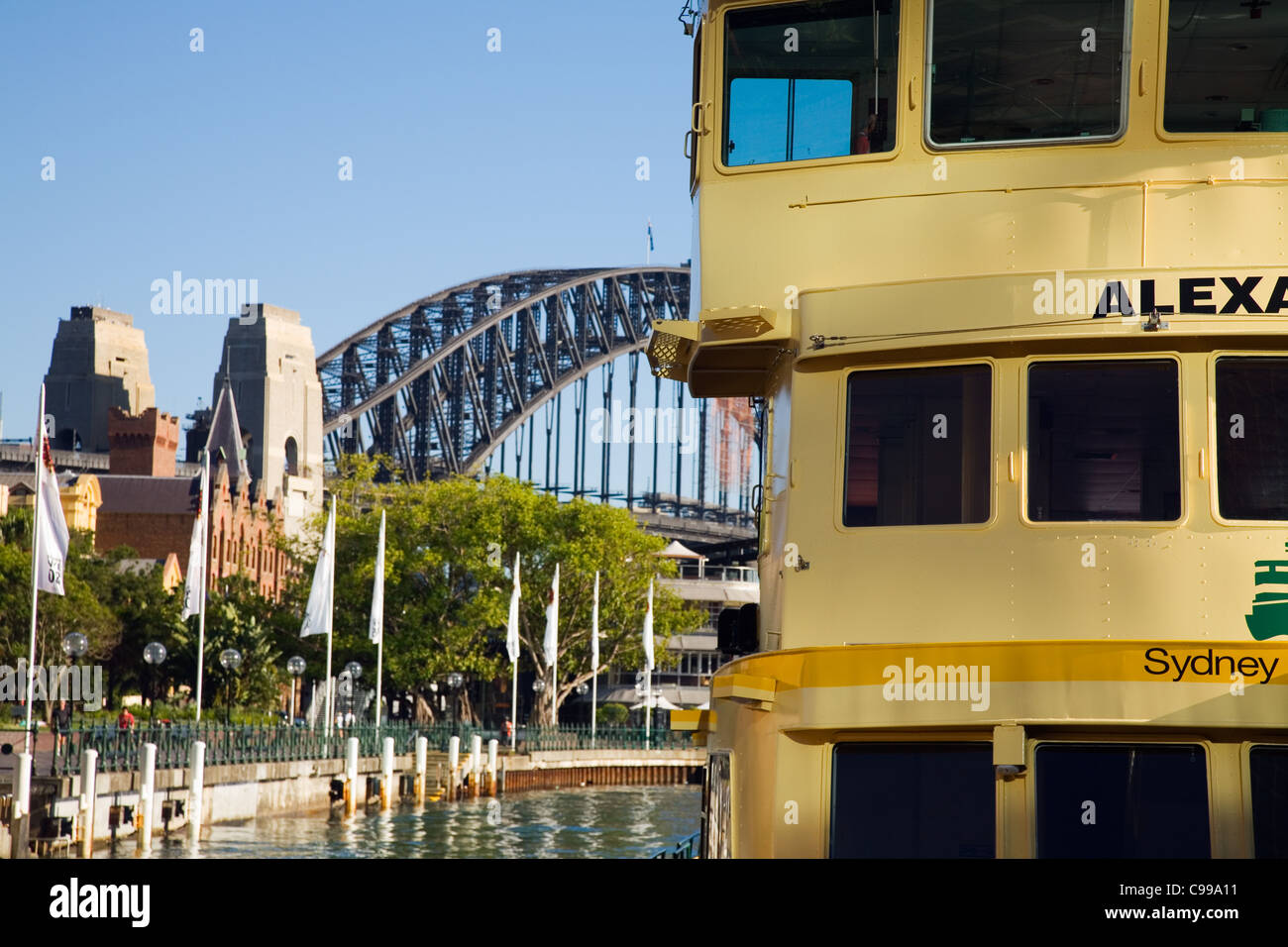 Ferry di Sydney al Circular Quay con il Sydney Harbour Bridge in background. Sydney, Nuovo Galles del Sud, Australia Foto Stock