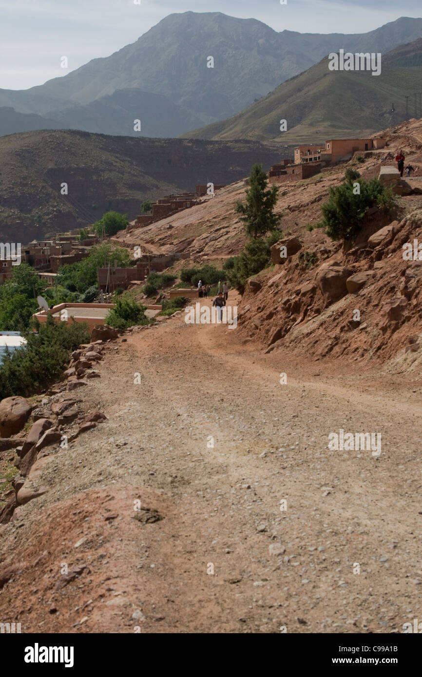 Una vista giù per una strada di montagna nelle montagne Atlas Marocco Foto Stock
