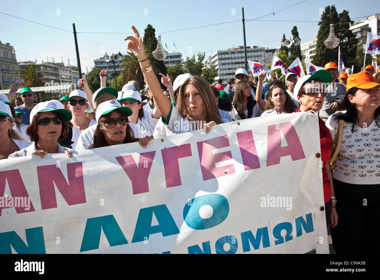 Il greco di medici e infermieri demonstarting su Piazza Syntagma ad Atene. Foto:Jeff Gilbert Foto Stock