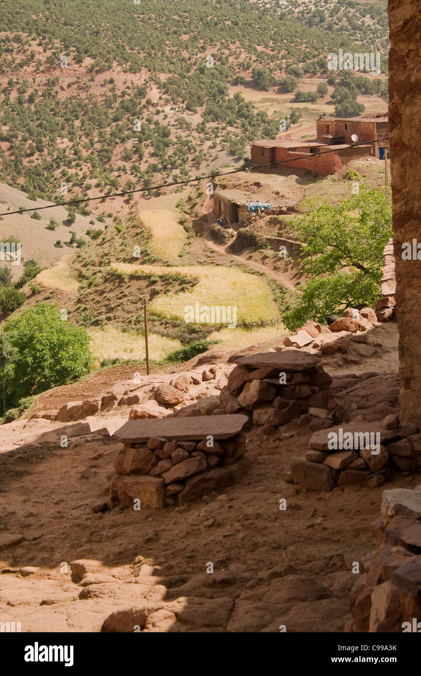 Una vista di case costruire sui monti Atlas Marrakech Marocco Africa del Nord Foto Stock