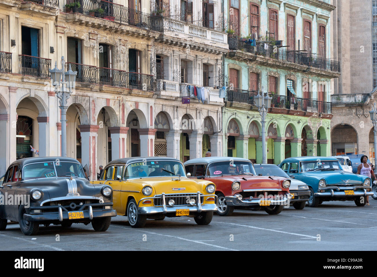 Auto d'epoca Central Havana Vieja, Capitolio Cuba Foto Stock