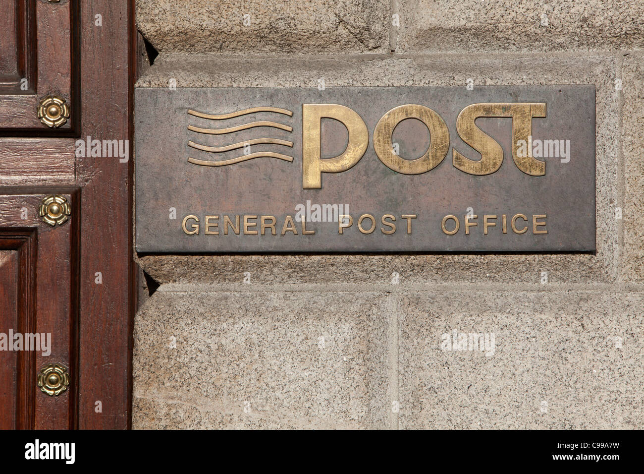 Cartello fuori l'Ufficio Generale delle poste in corrispondenza di O'Connell Street a Dublino, Irlanda Foto Stock