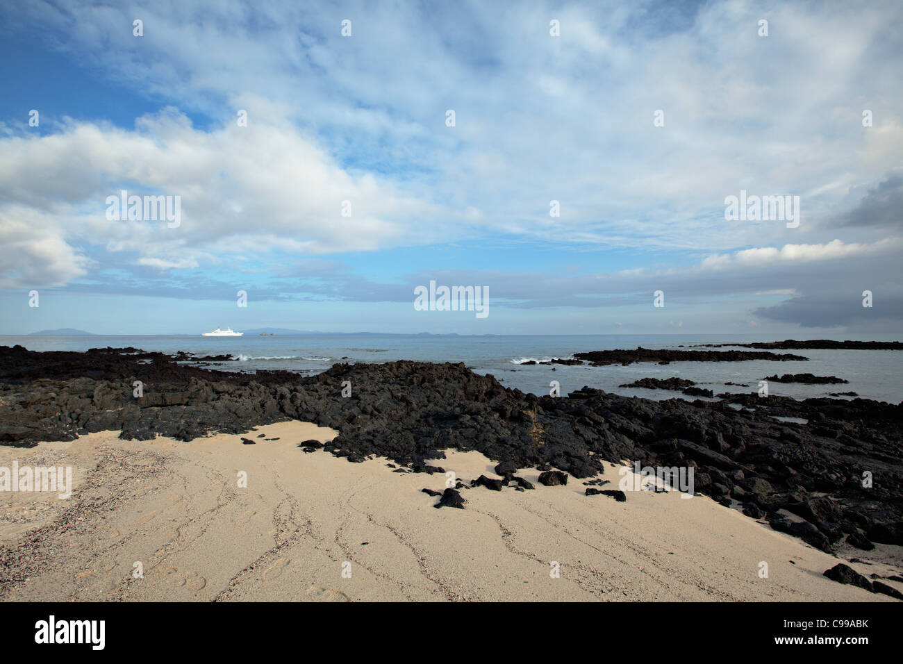 Nera pietra lavica beach a Dragon Hill, San Christobal isola, Galapagos, Ecuador. Foto Stock