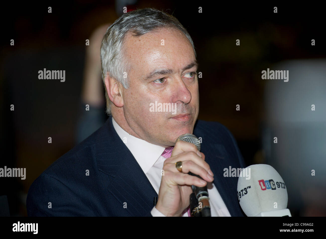 Londra, 17 novembre 2011. Occupare il barrister, John Cooper QC risolve la folla al di fuori di San Paolo Cattedrale. Foto Stock