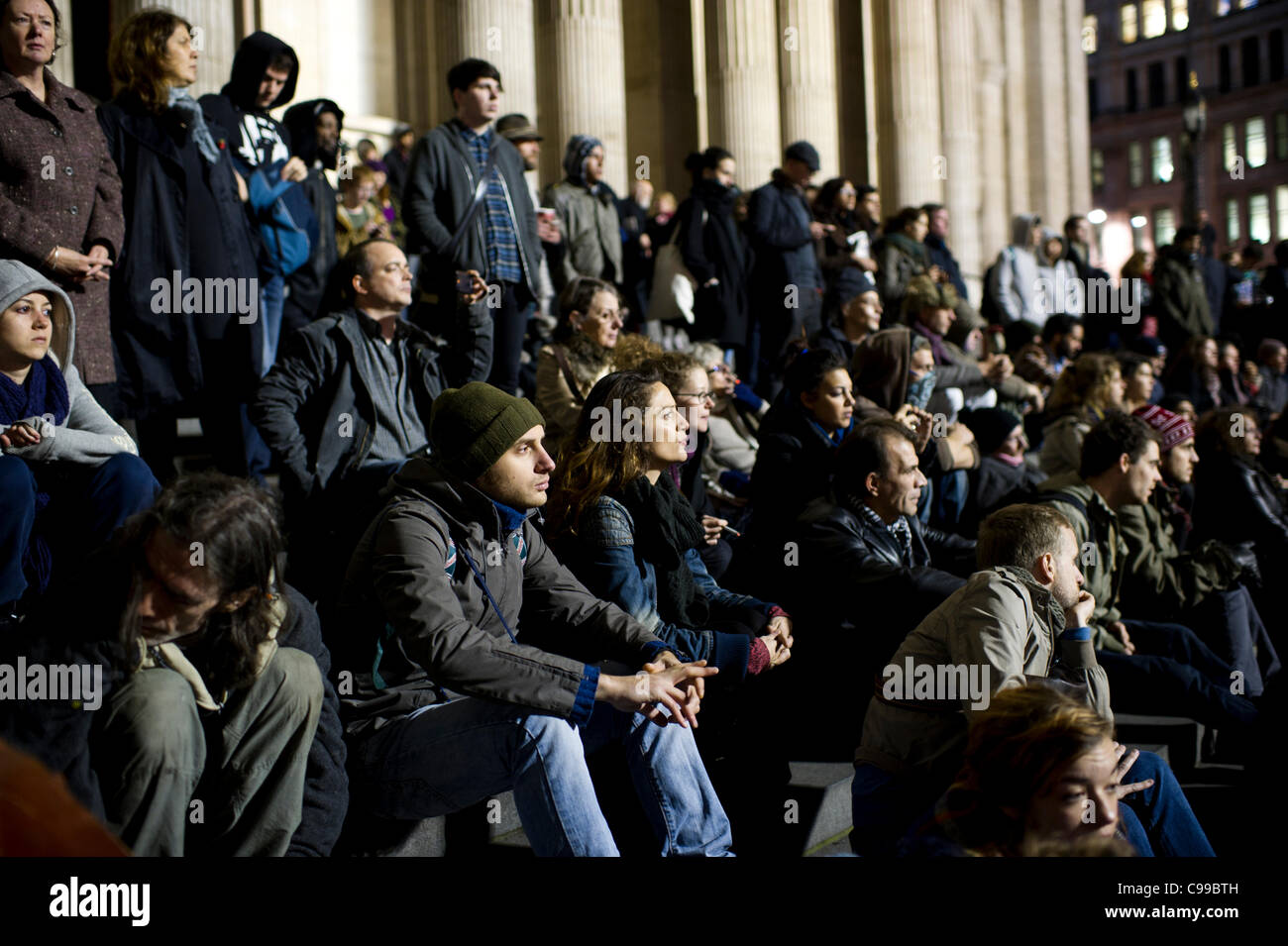 Londra, 17 novembre 2011. Occupare LSX. Una folla si siede sui passi di San Paolo a ascoltare occupare di barrister, John Cooper QC spiegare il significato di 1800hr scadenza per il camp di lasciare il sito. Il 1800 hr scadenza per abbandonare il sito passò senza incidenti. Foto Stock