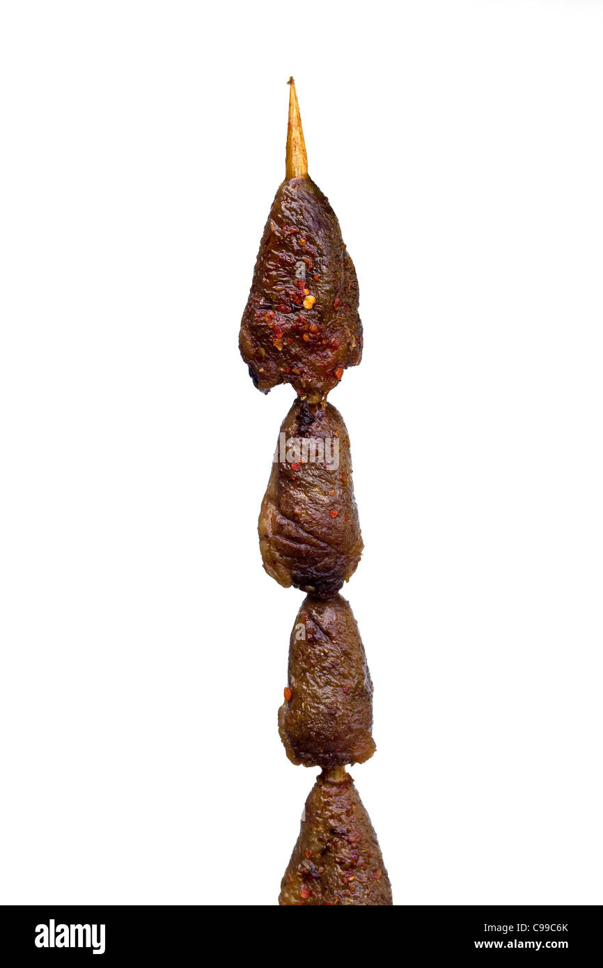 Cuore di pollo cotto venduto al mercato notturno di Donghuamen a Pechino, Cina - un esempio dello strano o strano cibo mangiato dalla gente Foto Stock