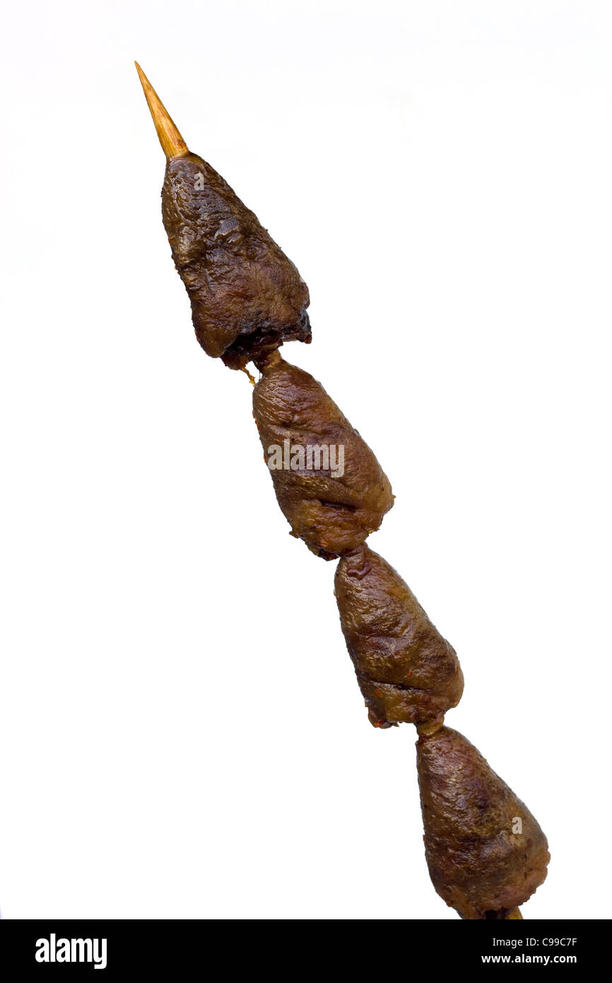 Cuore di pollo cotto venduto al mercato notturno di Donghuamen a Pechino, Cina - un esempio dello strano o strano cibo mangiato dalla gente Foto Stock