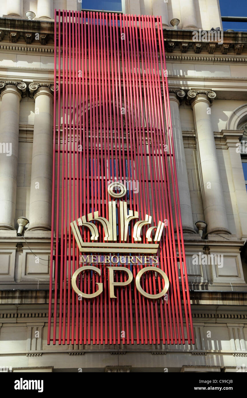 Un logo di metallo di Melbourne il GPO ( Generale Post Office) appesi dall'edificio vittoriano a Melbourne, Australia Foto Stock