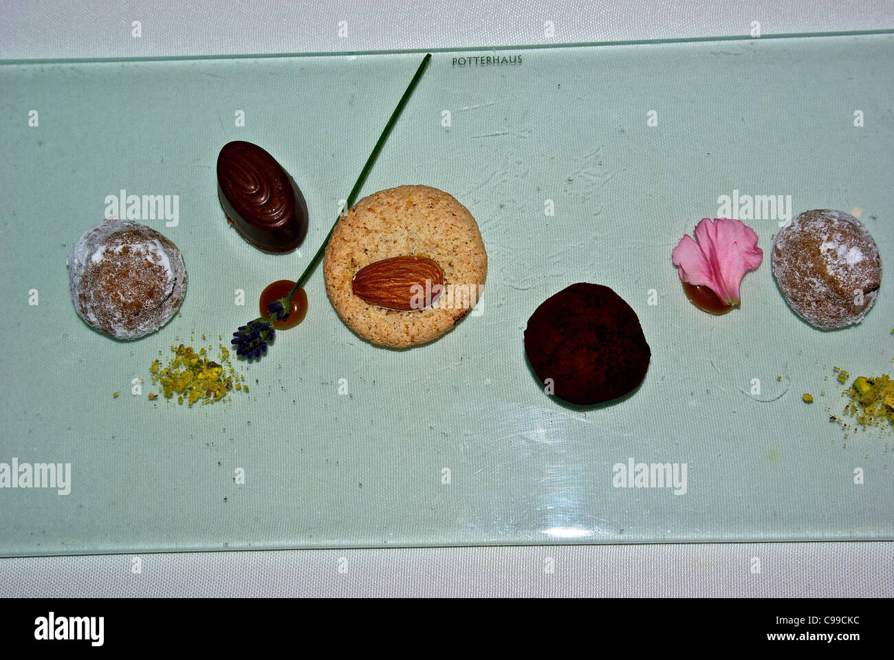 Selezione di petit fours tartufi di cioccolato stampata dolci biscotti dolci sul vassoio di vetro Foto Stock