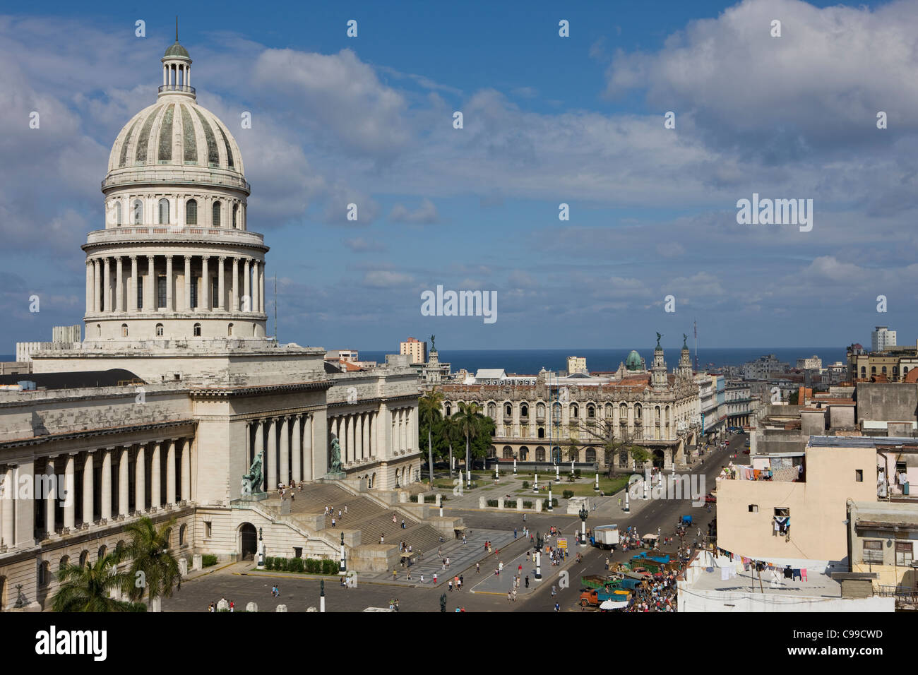 Il Capitolio o Capitol nazionale edificio nel centro di Avana vecchia Cuba con il Gran Teatro in background. Foto Stock