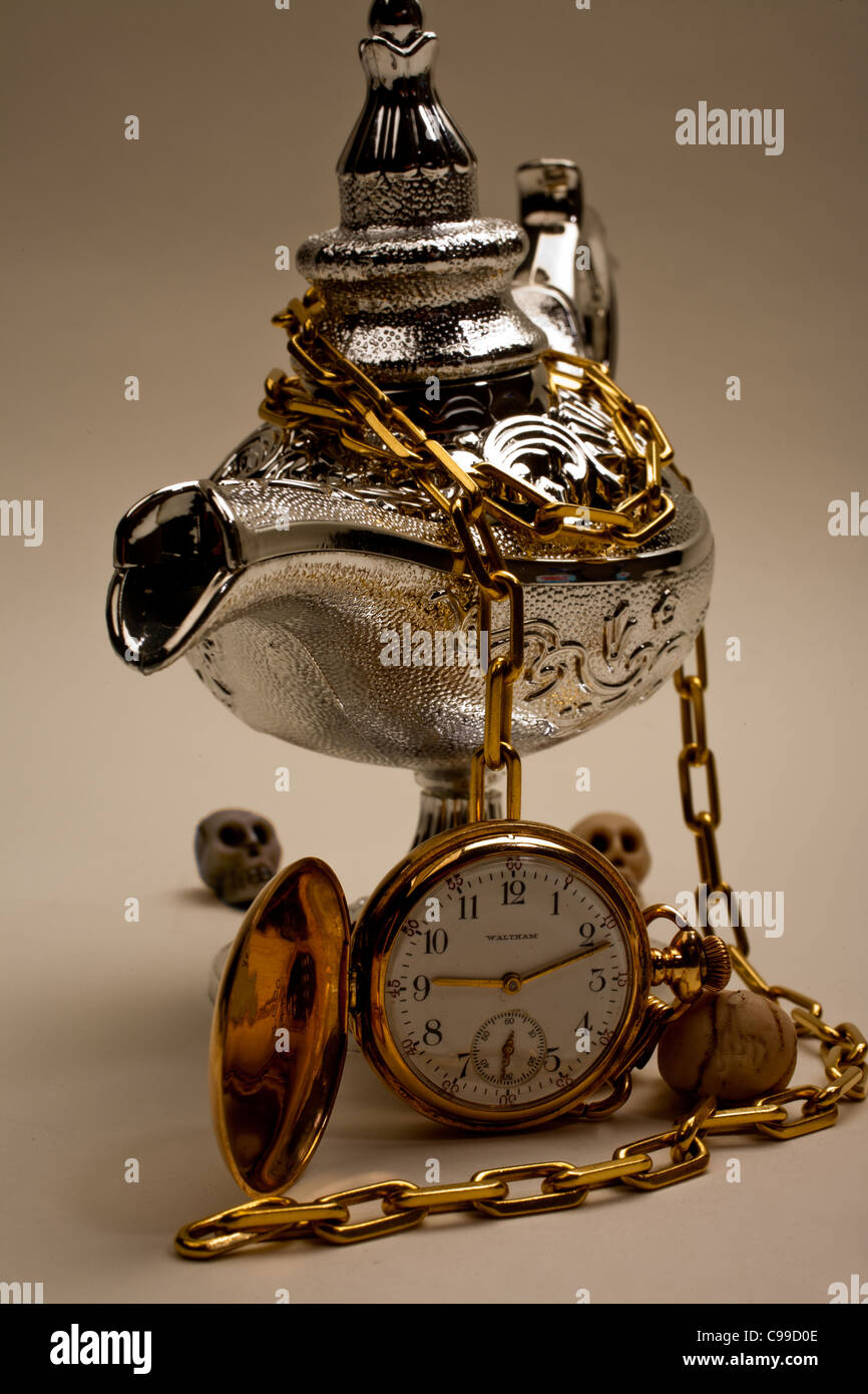 Argento lampada magica con oro orologio da tasca Foto Stock