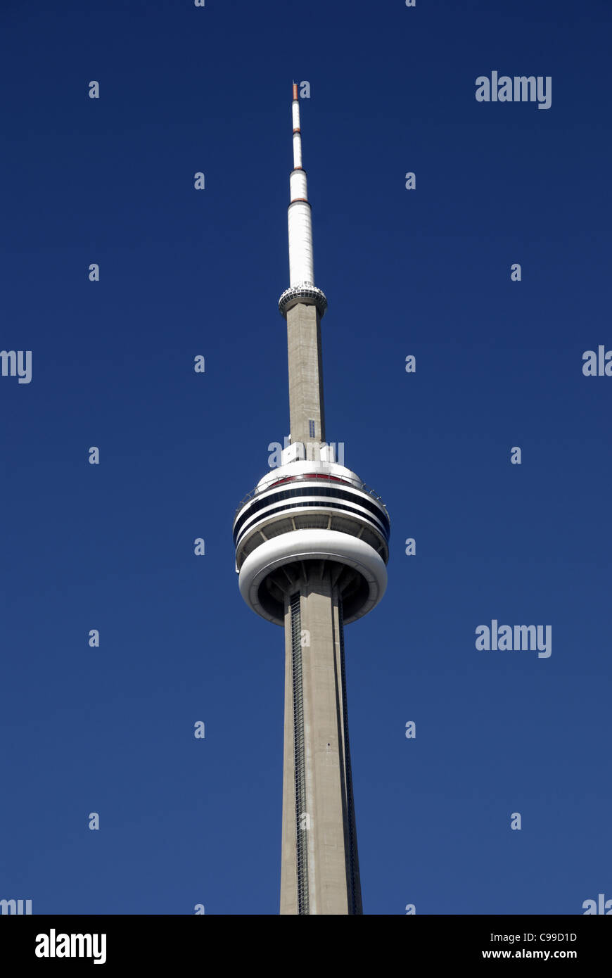 In piedi a 1815.4 metri di altezza la CN Tower a Toronto in Canada è il più alto libera struttura permanente nell'emisfero occidentale. Foto Stock