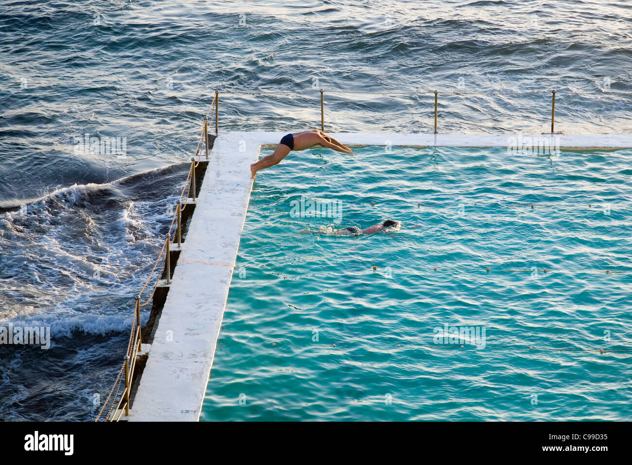 La mattina presto nuotatori a Bondi iceberg piscina anche noto come i bagni di Bondi. La spiaggia di Bondi, Sydney, Nuovo Galles del Sud, Australia Foto Stock