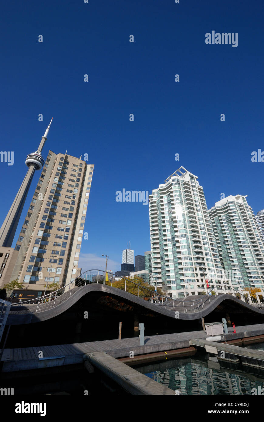 Il ponte d'onda un esperimento di architettura urbana installato a Harbourfront, a waterfront area turistica a Toronto in Canada. Foto Stock