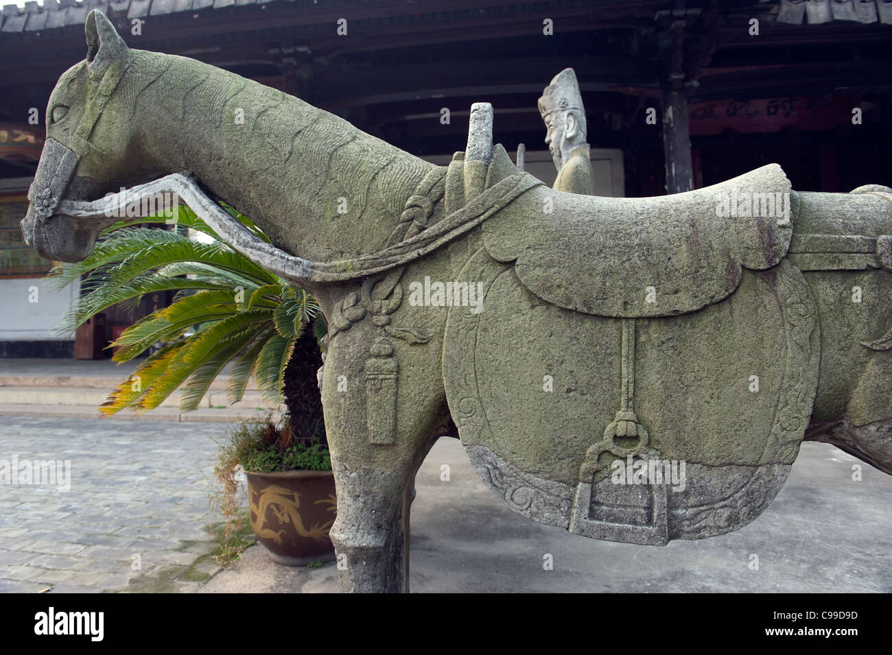 Un cavallo in pietra della Dinastia Ming a Yongchangbao, Wenzhou, Zhejiang, Cina. 14-Nov-2011 Foto Stock