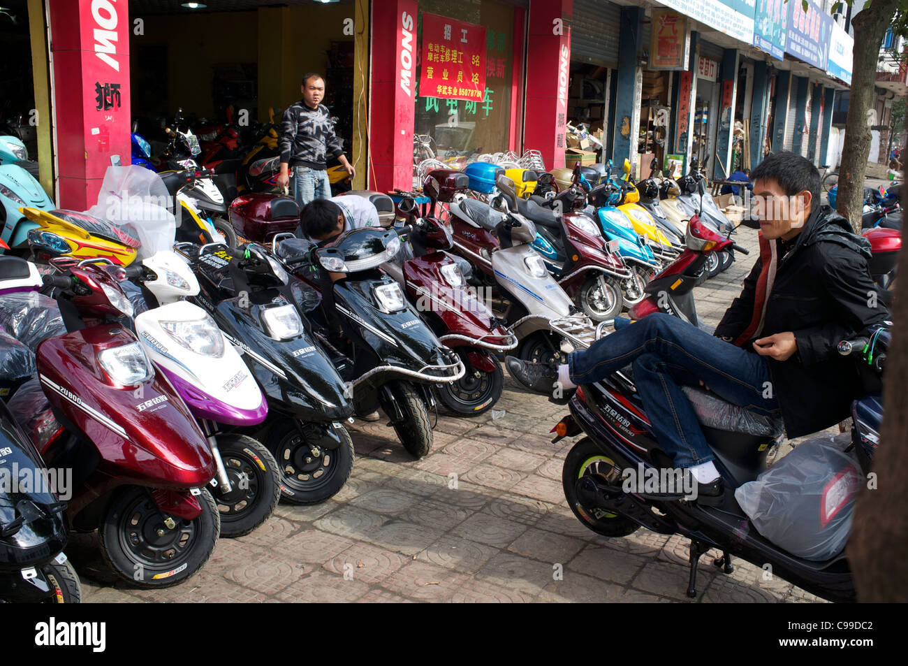 Bicicletta elettrica store di Taizhou, nella provincia di Zhejiang, in Cina. 10-Nov-2011 Foto Stock