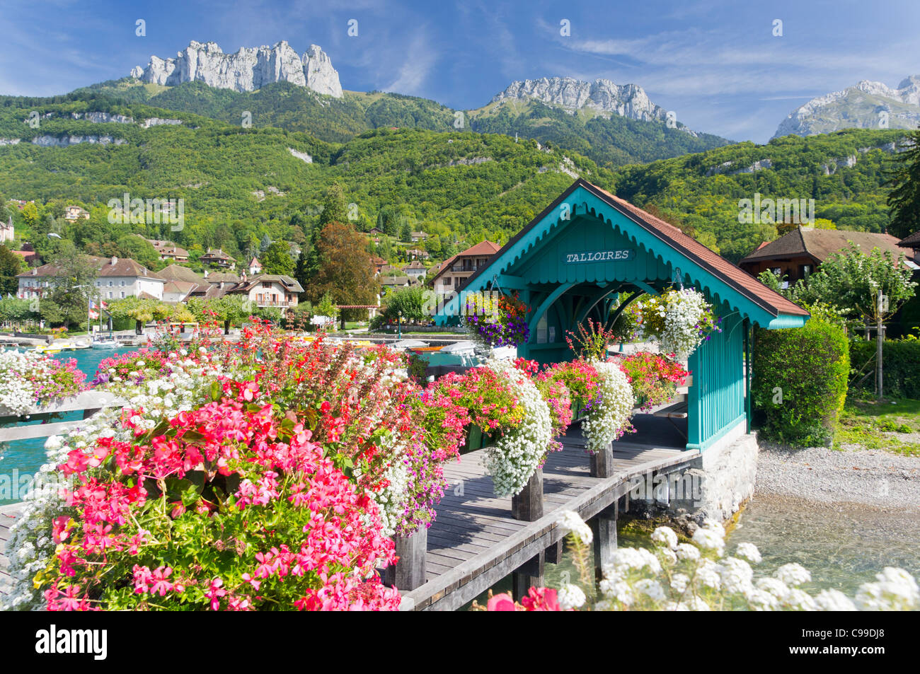 Il display floreali sul molo a Talloires Foto Stock