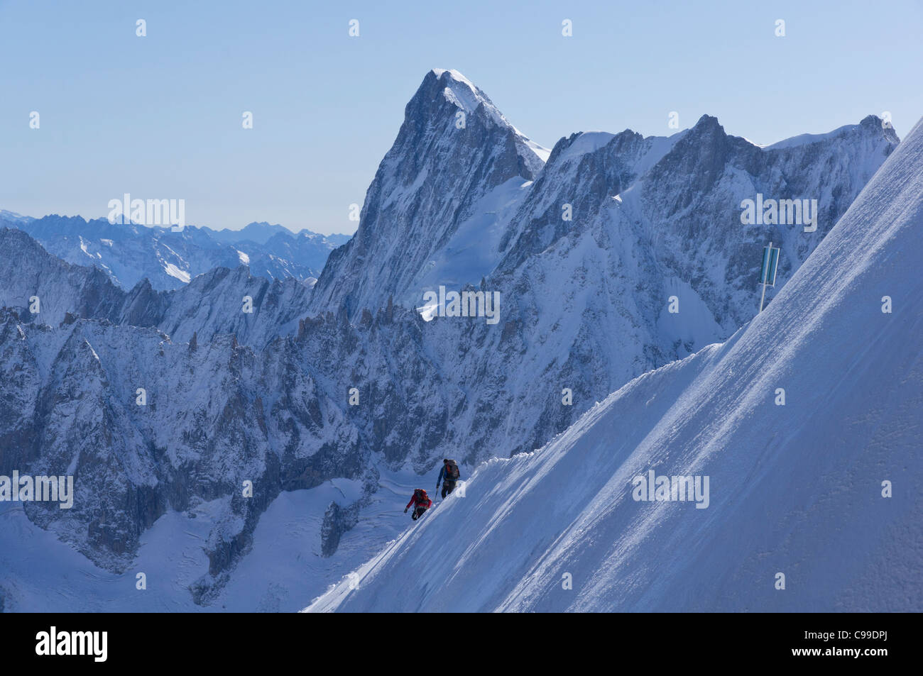 Due alpinisti scendono dall'Aigulle du Midi in il Col du plan nel Mt Blanc gamma Foto Stock