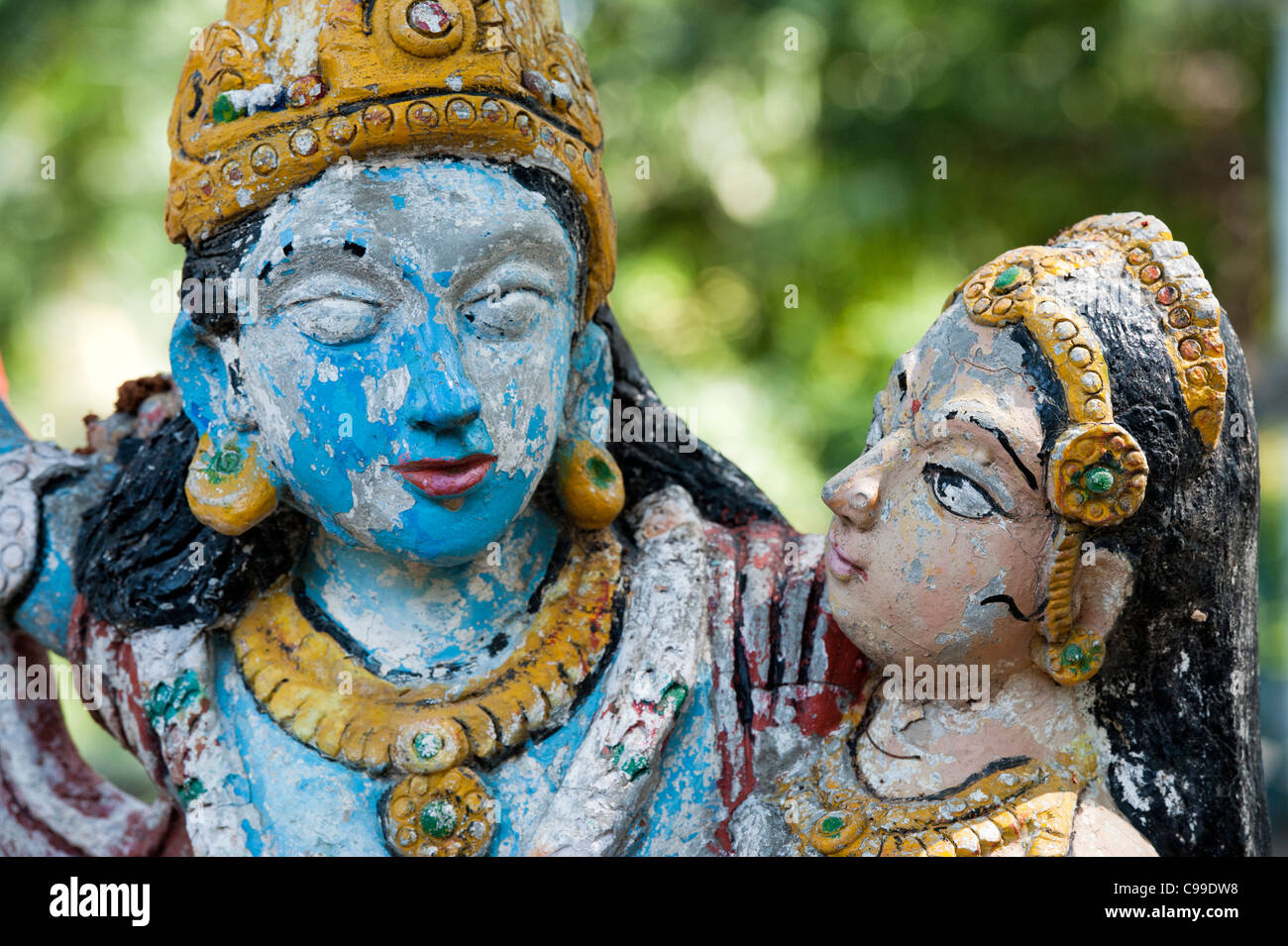 Vecchi e consunti Krishna e Radha dipinte statue indiane. India Foto Stock