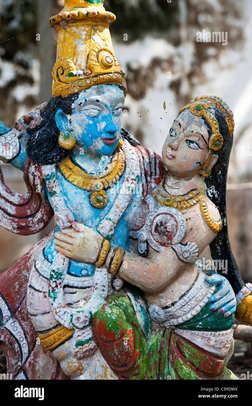 Vecchi e consunti Krishna e Radha dipinte statue indiane. India Foto Stock