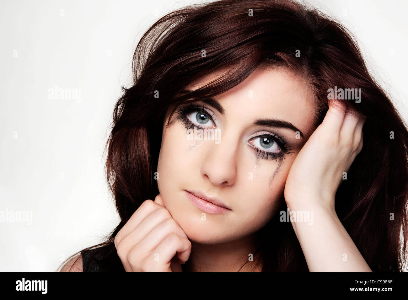 Close up ritratto di una giovane donna che guarda a non felice Foto Stock