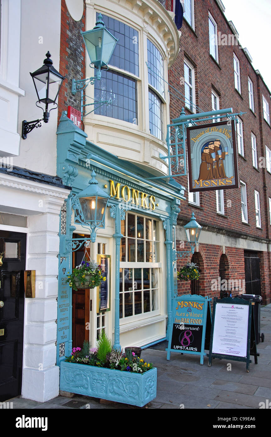 Monks Wine Bar, High Street, Old Portsmouth, Portsmouth, Hampshire, Inghilterra, Regno Unito Foto Stock