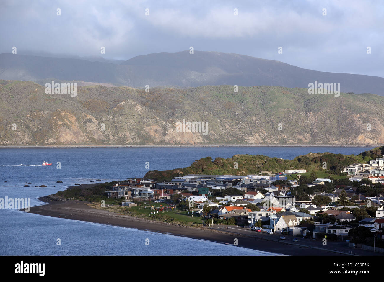 Vista su Seatoun e Wellington Harbour entrata. Seatoun, Wellington, Nuova Zelanda, Australasia Foto Stock