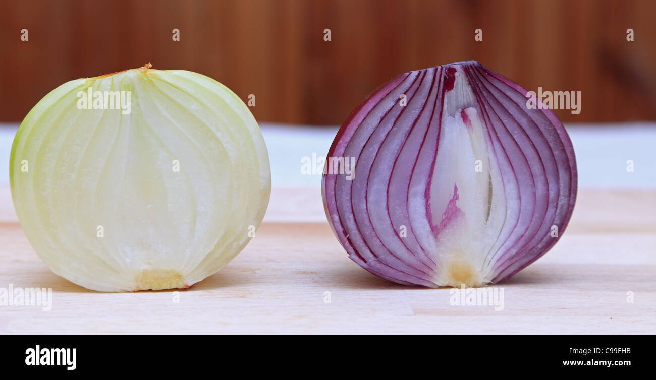 Immagine di due diverse metà delle cipolle su un tavolo da cucina. Foto Stock