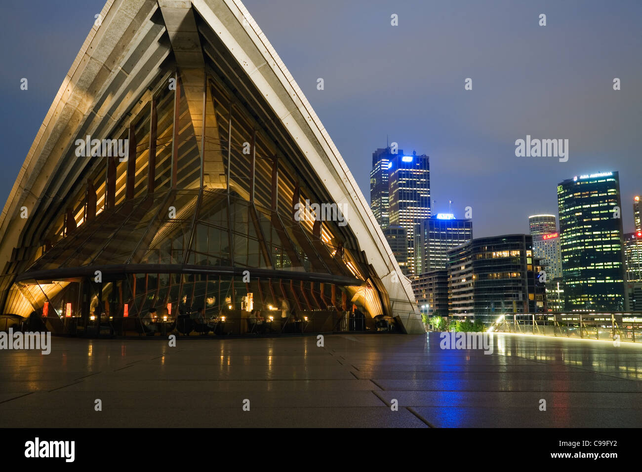 La Sydney Opera House di notte con lo skyline della città al di là. Sydney, Nuovo Galles del Sud, Australia Foto Stock