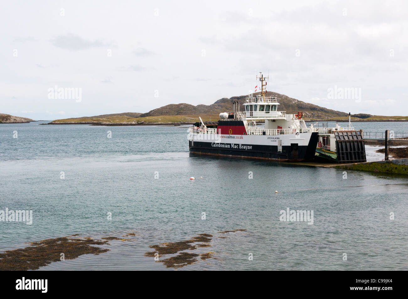 Il Caledonial MacBrayne traghetto per auto 'MV Loch Alainn' all'Àird Mhòr scalo sull isola di Barra nelle Ebridi Esterne. Foto Stock