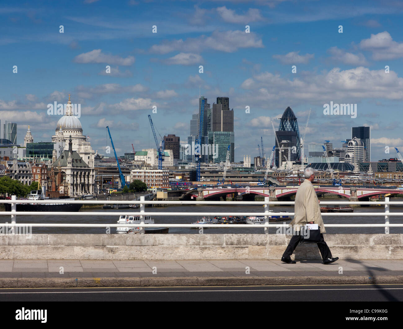 Lo skyline di Londra vista dal ponte di Waterloo Foto Stock