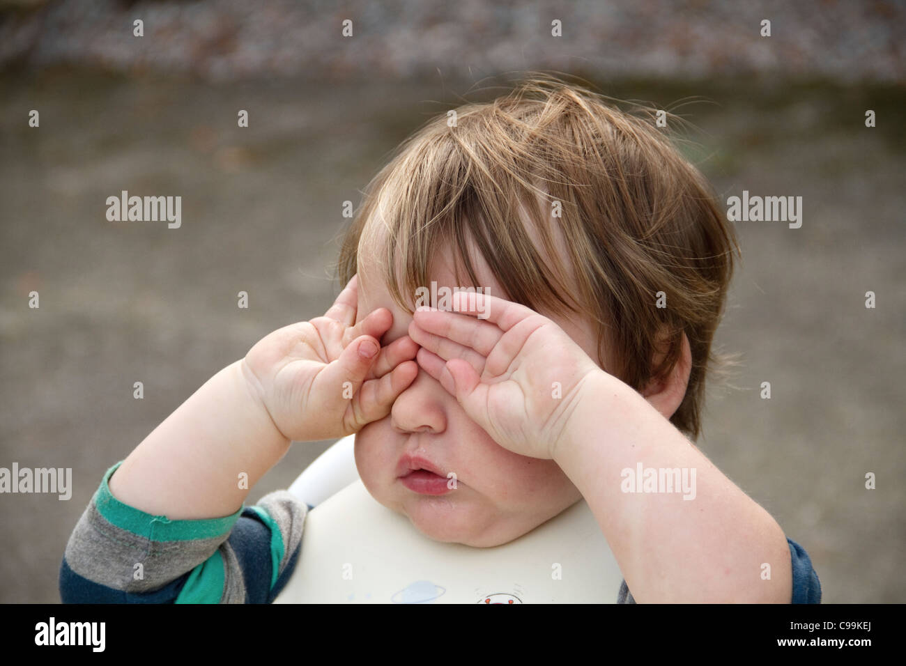 Molto stanco toddler sfrega gli occhi al di fuori dopo il cibo Foto Stock