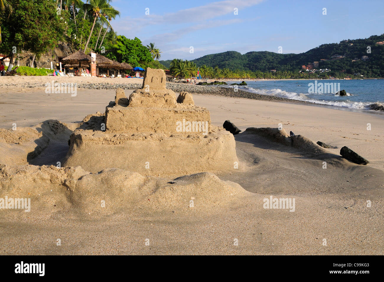 Messico, Guerrero, Zihuatanejo, Playa la Ropa, sandcastle sulla spiaggia sabbiosa. Foto Stock