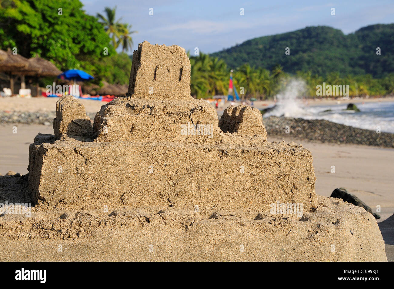 Messico, Guerrero, Zihuatanejo, Playa la Ropa, sandcastle sulla spiaggia sabbiosa. Foto Stock