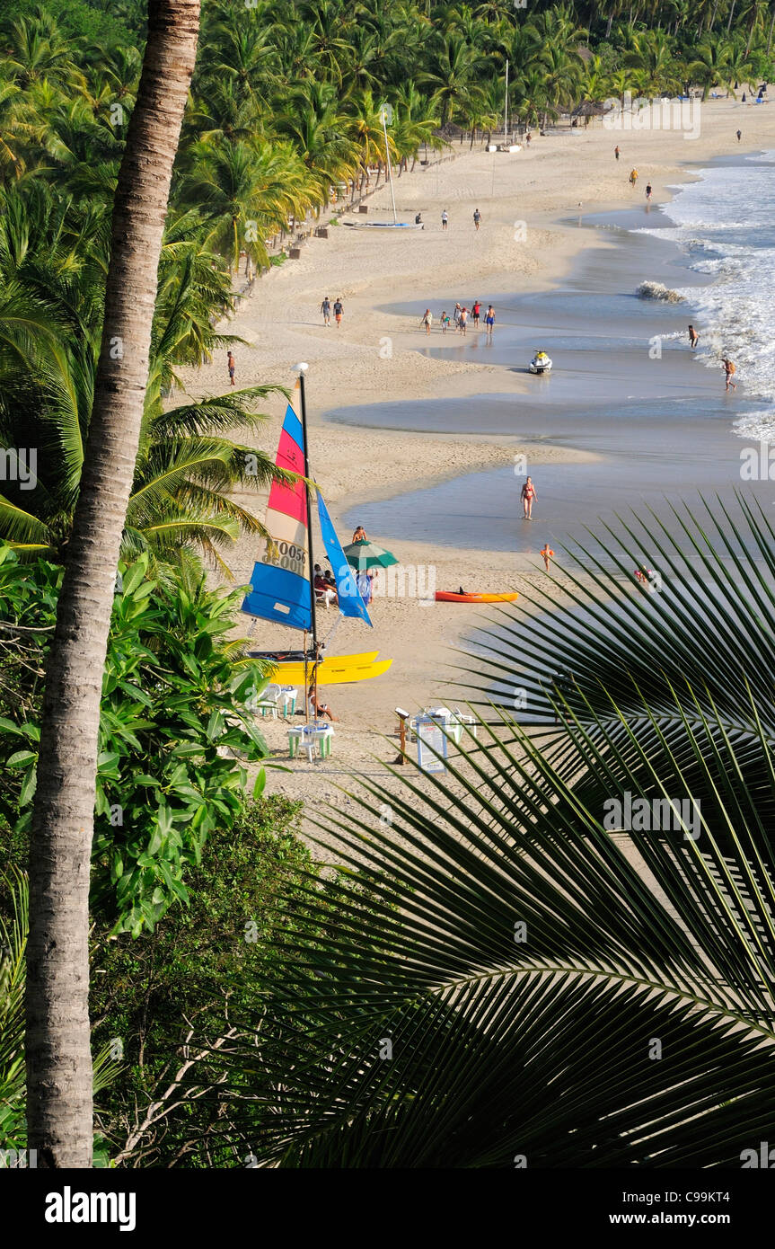 Messico, Guerrero, Zihuatanejo, vista su Playa la Ropa Beach con persone sulla palma da cocco alberata beach Foto Stock
