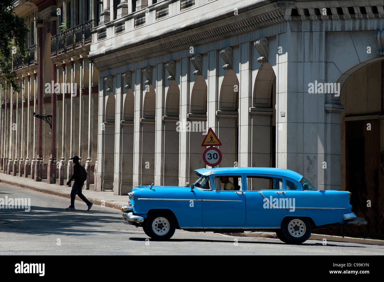 Scena di strada con vintage americano auto Havana Vieja Cuba Foto Stock