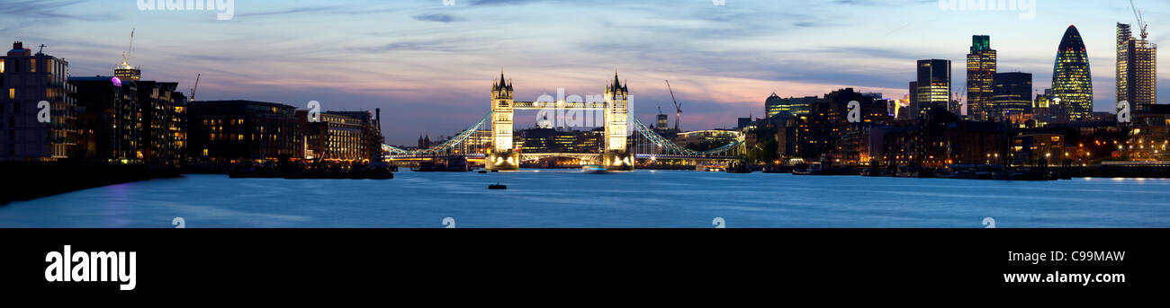 Il Tower Bridge visto oltre il fiume Tamigi al crepuscolo Foto Stock